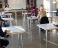 Bild: fsb
Wie bei einer Prüfung: Die Gemeinderäte setzen sich in der Aula der Josef-Faltenbacher-Schule weit auseinander.
