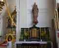 Bild: mmj
Vor dem Marienaltar in der Pfarrkirche St. Wenzeslaus können Kerzen entzündet werden. Dort liegen auch Texte für eine persönliche Andacht auf.