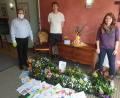 Bild: exb
Alexandra Ottmann und Stefan Thar (von rechts) brachten die kleinen Geschenke für die Bewohner in die Seniorenheime.