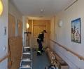 Bild: Richard Meiler
Aus Holz-Verbundplatten errichten die THW-Einsatzkräfte in drei Seniorenheimen spezielle
Schleusen zum Infektionsschutz.