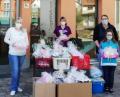 Bild: wro
Im Bild (von links): Pflegedienstleiterin Kristina Meier, stellvertretende Pflegedienstleiterin Sandra Schmid, Sandra Pinzer mit Tochter Antonia und Christine Gärtner, Vorsitzende der Nachbarschaftshilfe, bei der Geschenkeübergabe (mit empfohlenem Mundschutz) am Neusorger Senioren-Servicehaus.