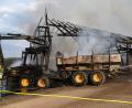 Bild: gf
Von den Flammen zerstört: Ein Holzrückefahrzeug.