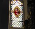 Bild: rfi
Ein handbemaltes und restauriertes Fenster im Altarraum der Wallfahrtskirche St. Jodok.