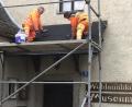 Bild: exb
Mitarbeiter des Bauhofs kümmern sich um den Eingangsbereich des Waldnaabtalmuseums.