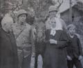 Repro: jr
Therese Neumann (Zweite von rechts) und Pfarrer Joseph Naber (links) im Gespräch mit zwei US-Soldaten nach der Befreiung von Konnersreuth.