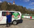 Bild: rba
Monika Fruth bei der Übergabe des Busses.