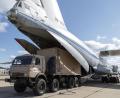 Bild: Alexei Yereshko/Russian Defense Ministry Press Service/AP/dpa
Ein russischer Militärtransporter lädt einen Lkw mit Hilfsgütern für Italien.