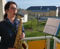 Bild: jr
Christine Ullrich spielte auf ihrem Saxofon am Sonntagabend drei Stücke zur Freude der Nachbarn. Bereits zum fünften Mal war die Musikerin live auf ihrem Balkon mit dabei, zu hören waren drei Musikstücke.