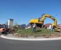 Bild: sei
Dagmar Thimm Börhinger vom Landratsamt Neustadt (rechts) und Bürgermeister Richard Kammerer (links) besichtigten die ersten Arbeiten bei der Gestaltung der Mitte des Kreisverkehrs. Die Mitarbeiter des Bauhofs fahren schwere Geräte auf.