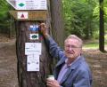 Bild: sh
Wanderwegewart Ewald Großmann, der heuer 20- jähriges Jubiläum feiern kann, bei seiner ehrenamtlichen Arbeit. Hier markiert er den Main-Donau-Wanderweg.