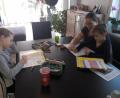 Bild: puh
Auch die Kinder befinden sich im „Homeoffice“, Mama muss als Aushilfs-Lehrerin ran.