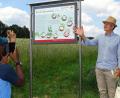 Bild: hl
Dr. Markus Strauß, der Initiator des EWILPA, an einer der Station mit Schautafel.
