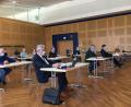 Bild: phs
Auch mit Mundschutz gibt sich der Kreisausschuss diskussionsfreudig. In der Stadthalle Neustadt geraten sich wegen des Kreishaushalts Grüne und ÖDP einerseits mit CSU und SPD andererseits in die Haare.
