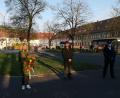 Bild: ow
Die neugewählte Stadträtin Jana Schäffler (links) legt in Anwesenheit des Bürgermeisters Wolfgang Haberberger (Mitte) und des Vorsitzenden der Krieger- und Soldatenkameradschaft Franz Stefan (rechts) im Gedenken an die Bombardierung der Stadt am Kriegerdenkmal einen Kranz nieder.