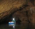 Bild: FHKF Archiv/exb
Ein Schlauchboot auf dem See in der Appelshöhle bei hohem Wasserstand. Seit drei Jahren ist das Wasser wegen der anhaltenden Trockenheit aber ausgeblieben.