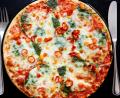 Bild: Oliver Berg/dpa
Wer in der Coronakrise gut essen, aber nicht selbst kochen will, muss auf Pizza und andere fremdländische Genüsse nicht verzichten. Aber es gibt sie nur für zu Hause - ein Problem für die Gaststätten.
