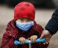 Bild: Rolex Dela/EPA/dpa 
Ab kommenden Montag gilt die Maskenpflicht in Bayern auch für Kinder. Im Bild ein Kleinkind aus der chinesischen Metropole Peking. Dort sind Masken auch für Kleinkinder üblich.