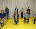 Bild: hou
Ein Gruppenfoto, das wohl seinen Platz in der Chronik finden wird. Denn wegen Corona musste auch die Verabschiedung von sieben Gemeinderäten mit dem vorgeschriebenen Sicherheitsabstand stattfinden. In der vorderen Reihe (von links) Uli Bauriedl, Heinrich Niebauer, Josef Sturm und Erich Saffert. Dahinter stehend Carl Graf zu Eltz, Hermann Schrott, Hans Hermann und Bürgermeister Christian Ziegler (von links).