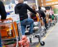 Bild: Sven Hoppe/dpa
Kunden stehen am 20. April mit Einkaufswagen in einem Münchener Baumarkt in einer Schlange vor den Kassen an. Ab dem 20.04.2020 dürfen Bau- und Gartenmärkte in Bayern wieder öffnen. Andere Geschäfte mit einer Verkaufsfläche von bis zu 800 Quadratmetern dürfen erst in einer Woche öffnen.