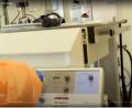 Screenshot: ARD/Youtube
Griff des Anstoßes: Diese Szene suggeriert, dass eine Schwester vor laufender Kamera ein Beatmungsgerät eines Patienten abstellt, der noch nicht tot ist. Das führt zu heftigen Reaktionen im Netz.