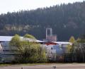 Bild: jma
In diesem Hochsilo im Industriegebiet Döllnitz wurde am Donnerstag ein Arbeiter verschüttet. Verletzt wurde er dabei nicht.