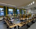 Bild: Caroline Seidel/dpa
Stühle stehen in einem Klassenzimmer in einer Grundschule auf den Tischen.