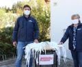 Bild: bph
Kommandant Andreas Ringlstetter (links) freut sich über die Spende von Schutzmasken, genäht von Festmutter Christine Irlbacher (rechts) für Einsatzkräfte der Freiwilligen Feuerwehr Nabburg.