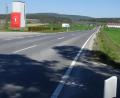 Bild: Houschka
Die örtliche Lage: Links ist die Godelmann-Werkszufahrt, in der Mitte verläuft die nach Högling und weiter nach Etsdorf führende Kreisstraße. Rechts davon befindet sich ein bisher landwirtschaftlich genutztes Grundstück, das das Unternehmens gekauft hat. Dort sollen nun dringend benötigte Firmenparkplätze und eine Flüssiggas-Tankstelle für Lkw entstehen.