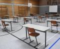 Bild: Petra Hartl
Mit Einzeltischen in der Turnhalle (im Bild Max-Reger-Gymnasium Amberg) kann auch bei Kursen mit mehr als 15 Schülern der erforderliche Mindestabstand eingehalten werden. Ab Montag beginnt für 438 Zehnt- und Zwölftklässler in Amberg wieder der Unterricht.