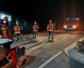 Bild: mde
Mit Schutz- und Gesichtsmasken sowie mit ausreichend Abstand beseitigten die Einsatzkräfte die Ölspur in der Röntgenstraße in Kemnath.