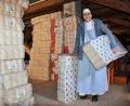 Bild:  Christopher Beschnitt/KNA
Franziska Brenner, Priorin des Klosters der Dominikanerinnen in Bad Wörishofen, im Lagerraum mit Klopapierrollen.