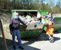 Bild: Portner
Der erste Einsatz des Recyclinghof-Personals mit Maske: Egid Maier (links) und Gotthard Zach zeigen nach dem Ansturm am Mittwochvormittag auf etliche volle Container. Neben Kunststoffen und Kartonagen brachten die Bürger auch jede Menge Bauschutt und Sperrmüll vorbei.