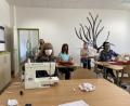 Bild: exb
Das Team des Städtischen Kinderhauses Tausendfüßler um Leiterin Brigitte Nickl (vorne) ist in die Masken-Fertigung eingestiegen. Die Produkte sind ab Montag in mehreren Geschäften in Waldsassen erhältlich.