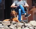 Bild: Bühner
Karl Reis muss die Sportaktivitäten erst einmal einschränken. Jetzt ist Regeneration angesagt. Hund Sally hilft ihm dabei.