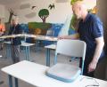 Bild: Gabi Schönberger
Stühlerücken für den Schulstart in den Abschlussklassen am Montag: Am Kepler-Gymnasium Weiden treffen Hausmeister Silvio Tröger, Schulleiterin Sigrid Bloch und stellvertretender Schulleiter Johannes Wagner am Donnerstag Vorbereitungen, damit der Mindestabstand von 1,50 Metern eingehalten werden kann.