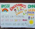 Bild: ü
Dieses bunte Plakat ziert die Fassade des Kirchenthumbacher Kinderhauses.