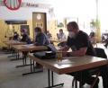 Bild: sei
Die Marktgemeinderäte sowie die Zuhörer tragen Mund-Nase-Masken und sitzen in der Mehrzweckhalle zwei Meter auseinander.
