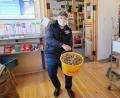 Bild: bsc
Trotz der Coronakrise findet Topinambur auch in diesem Jahr seine Abnehmer. Projektmanager Günther Erhardt (Bild) von der Öko-Modellregion Steinwald lieferte in dieser Woche mit Mundschutz die schmackhafte Knolle bei über 40 Bestellern im ganzen Landkreis an. Interessierte können den „Kartoffelersatz“ im Dorfladen Friedenfels sowie in der Geschäftsstelle der Öko-Modellregion in Erbendorf erwerben.