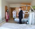 Bild: exb
Tirschenreuths Bürgermeister Franz Stahl (Zweiter von rechts) informierte sich vor Ort über die aktuelle Situation am Krankenhaus Tirschenreuth bei Chefarzt Prof. Dr. Edgar Pscheidl, Krankenhausleiterin Claudia Kost, Ärztlicher Direktorin Elisabeth Eißner und Chefarzt Dr. Rafael Ulrych.