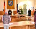 Bild: fjo
Zum Gedenken an den ehemaligen Stadtrat Wolfgang Töppel, der in der Nacht zum Montag verstorben ist, erheben sich die Vohenstraußer Stadträte in der Haushaltssitzung zu einer Schweigeminute.