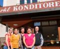 Bild: mab
Die drei Schwestern Nadine, Natalie und Nicole gehören als Verkaufspersonal zum stets freundlichen "Inventar" der Bäckerei Markl. Rechts Firmenchef Thomas Markl und Ehefrau Martina (Dritte von rechts).