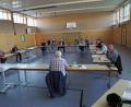 Bild: bkr
In ungewohnter Umgebung fand die Gemeinderatssitzung statt. Mehr als 1,5 Meter saßen die Räte und Besucher in der Mehrzweckhalle auseinander. Die meisten trugen zusätzlich Mund-Nasen-Schutzmasken