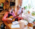 Bild: njn
Der Vorsitzenden des Zitherclubs, Heidi Banzer, wird zu Hause nicht langweilig. Denn von der Gitarre über Hackbrett und Zither bis zum Klavier stehen ihr zum "Musikspül´n" viele Instrumente zur Verfügung.