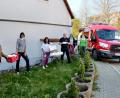 Bild: ds
An die Feuerwehren in Neukirchen überreichte Petra Peuker (Dritte von links) mit einem Teil ihrer Helferinnen 130 Stück Mund- und Nasenschutzmasken. Kommandant Manfred Lösch (Dritter von rechts) nahm die Schutzmasken dankbar entgegen. Bürgermeister Winfried Franz (links) lobte das Engagement der Damen.