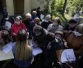 Bild: Petr David Josek/AP/dpa
Tschechen warten in Prag auf einen Corona-Antikörpertest. Zuvor müssen sie entsprechene Formulare ausfüllen. Insgesamt sollen in Tschechien rund 28 000 Menschen ohne Symptome getestet werden, um einen Anhaltspunkt zu erhalten, wie weit das neuartige Coronavirus verbreitet ist.