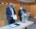 Bild: bsc
Bei der letzten Gemeinderatssitzung der laufenden Amtsperiode würdigte der Fraktionssprecher der Freien Wähler, Oskar Schuster (rechts), die Leistungen und 24-jährige Tätigkeit von Bürgermeister Gottfried Härtl (links). Da das traditionelle Abschiedsessen nach einer Amtsperiode für die scheidenden Gemeinderäte und den scheidenden Bürgermeister wegen der Coronakrise dieses Mal nicht möglich war, überreichte er vorab ein kleines Präsent für die Ehefrau des Bürgermeisters, Gabi Härtl.
