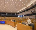Bild: Laurie Diffembacq
Ursula von der Leyen (rechts), Präsidentin der Europäischen Kommission, spricht während einer Sondersitzung im Europäischen Parlament zur Coronakrise. Nur ein paar Abgeordnete sind anwesend und sitzen weit auseinander.