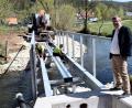 Bild: bö
Die Stahlkonstruktion für den Lauterachsteg als weiteren Zugang zum Hammerschloss ist gesetzt. Ab Mitte Mai wird die Fußgängerbrücke nutzbar sein, sagte Bürgermeister Peter Braun (rechts) an der Baustelle.