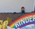 Bild: hl
Bei der Eingangstür zum Kindergarten beginnt die Schlange aus bunt bemalten Steinen.