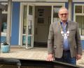 Bild: jml
Als Bürgermeister hinterlässt Rudolf Götz dem Markt einige schöne Dinge, die er aus eigener Tasche bezahlte. Der „Bergmann“ vor dem Marktbrunnen und die silberne Amtskette sind zwei davon. Die historischen Münzen oben in der Kette gehörten schon lange zum Inventar. Bisher wurden sie in einer alten Pappschachtel aufbewahrt. Zur letzten Sitzung sponsert Götz seinem Nachfolger noch ein Goldenes Buch für die Kommune, damit der die wirklich wichtigen Anlässe dort festhalten kann, wie er sagt.